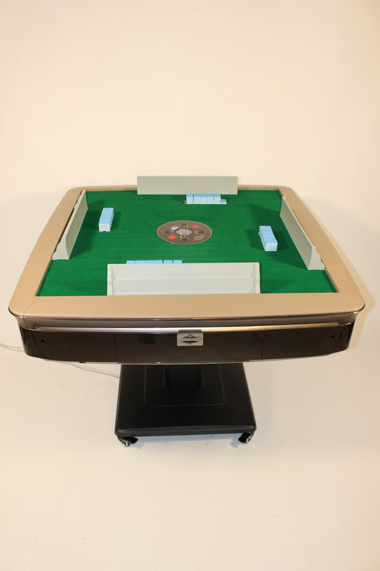 Okey-Spieltisch